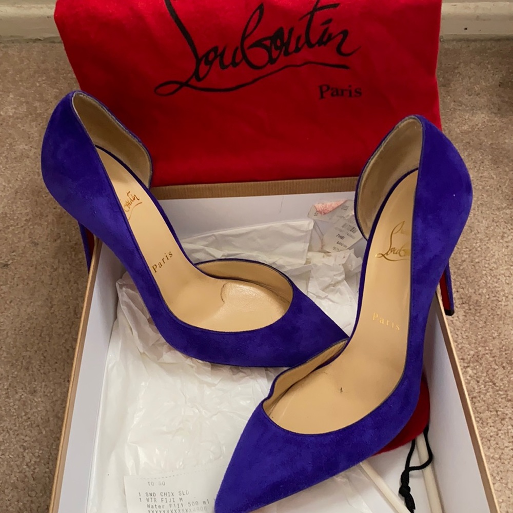 Beautiful sexy pumps! Suede and fun dress them up or down.